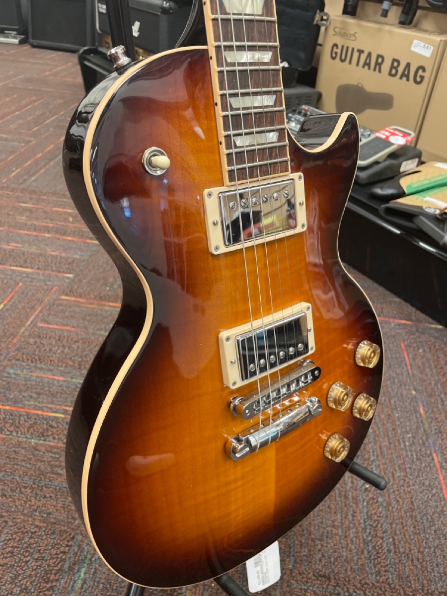 Mon July 17 – Gibson Les Paul Traditional 2012 w/hard case – $2149
